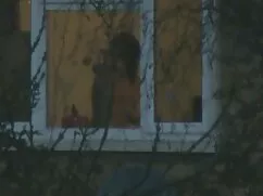 Đen Làm ngồi trên kh ...