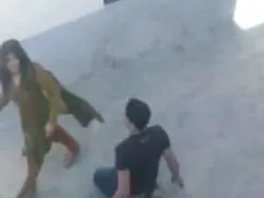 Xắn quần vào giường  ...